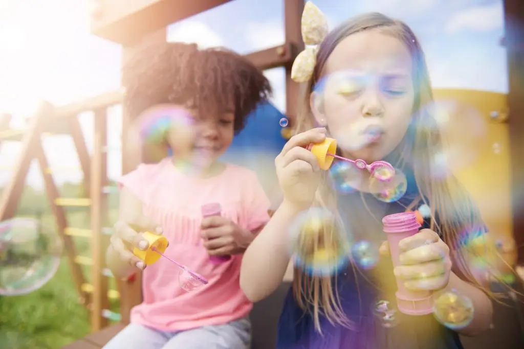 Niñas pequeñas explorando sus emociones mientras juegan, regulación emocional infantil con Ana Serrano Psicóloga.