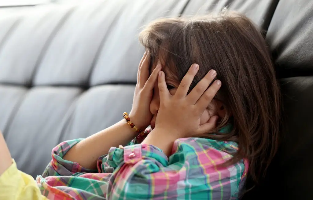 Niña con señales de ansiedad como reflejo de una dependencia emocional en la infancia, Ana Serrano Psicóloga Online