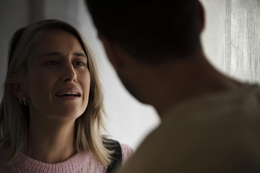 Mujer angustiada frente a su pareja durante una discusión, ilustrando relaciones tóxicas – Ana Serrano Psicóloga.