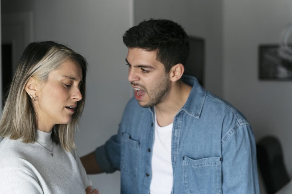 Hombre gritando mientras su pareja desvía la mirada, escena que refleja una relación emocionalmente dañina – Ana Serrano Psicóloga.
