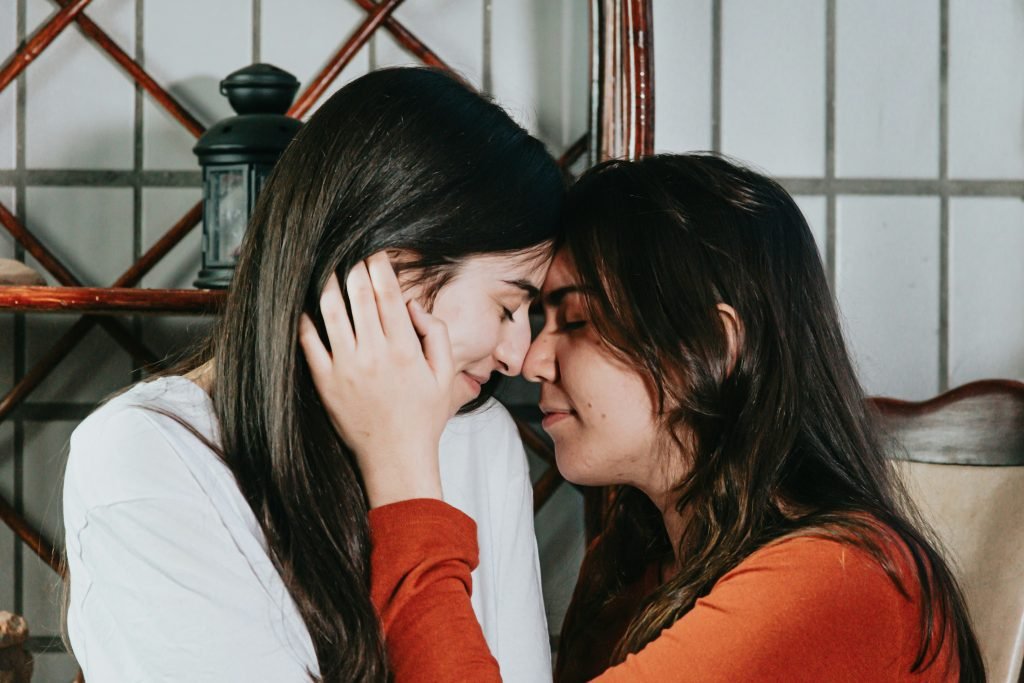 Dos mujeres se reconfortan con un gesto afectuoso, representando apoyo emocional en terapia – Ana Serrano Psicóloga.